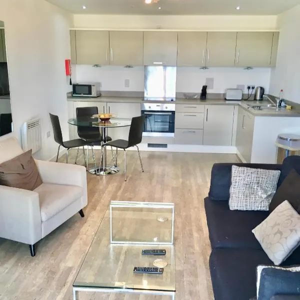 New Central Woking 1 and 2 Bedroom Apartments with Free Gym, close to Train Station, hotel in Woking
