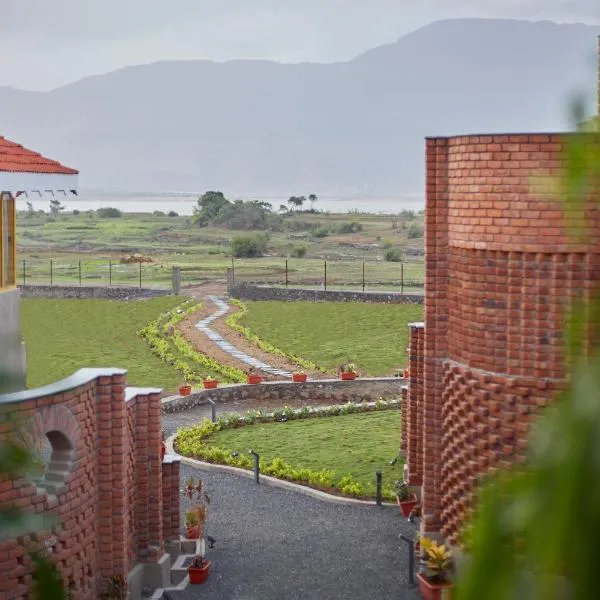 Saj By The Lake, Malshej Ghat, hotel in Madh