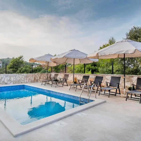 Luxury apartments Alkar with swimming pool, hotel v Ražanji