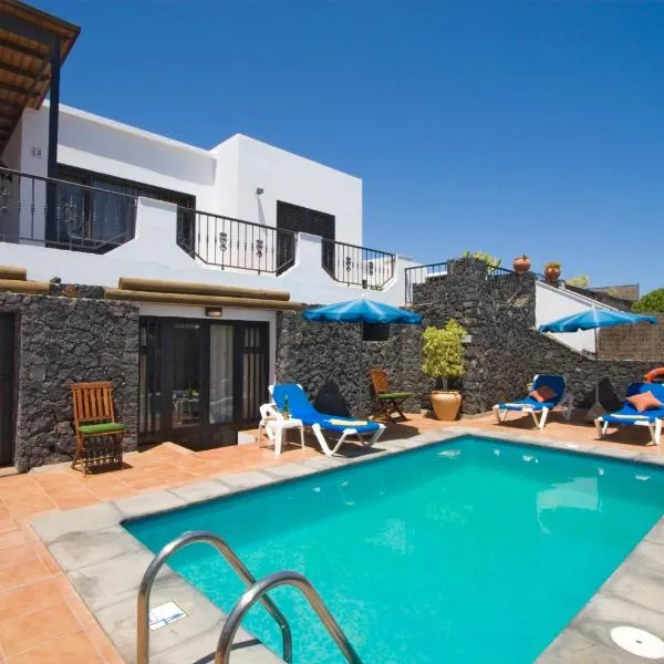 4 bedroom Villa Saturn with private heated pool, hotel v destinácii Puerto del Carmen