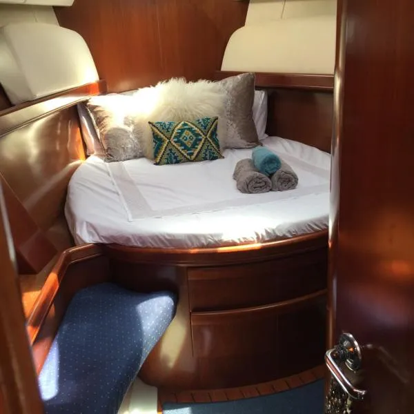LUXURY YACHT STAY "White Dove" sleeps 6, hotel in Gibraltar
