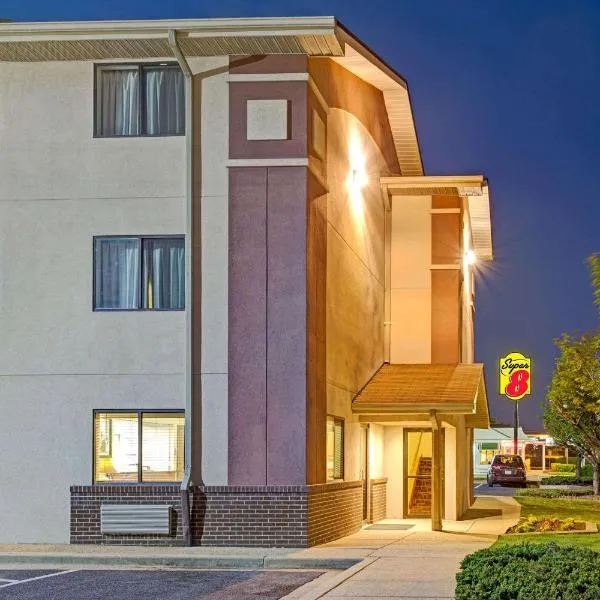 Super 8 by Wyndham College Park Wash DC Area، فندق في كوليدج بارك