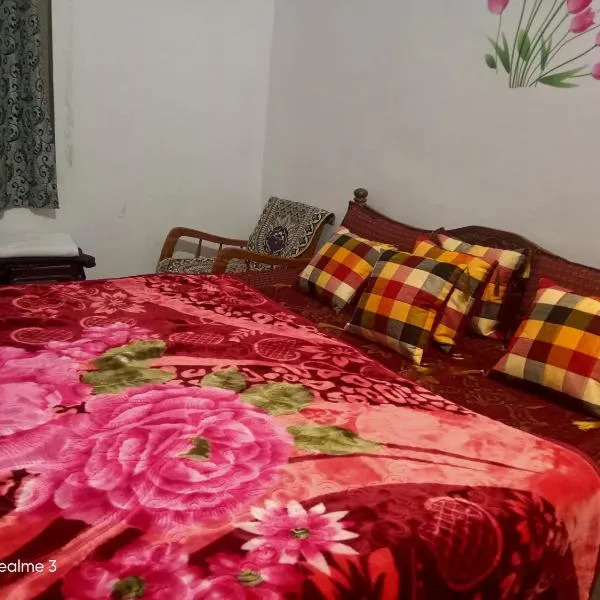 Holiday Home Stay, ξενοδοχείο στο Κχατζουράχο