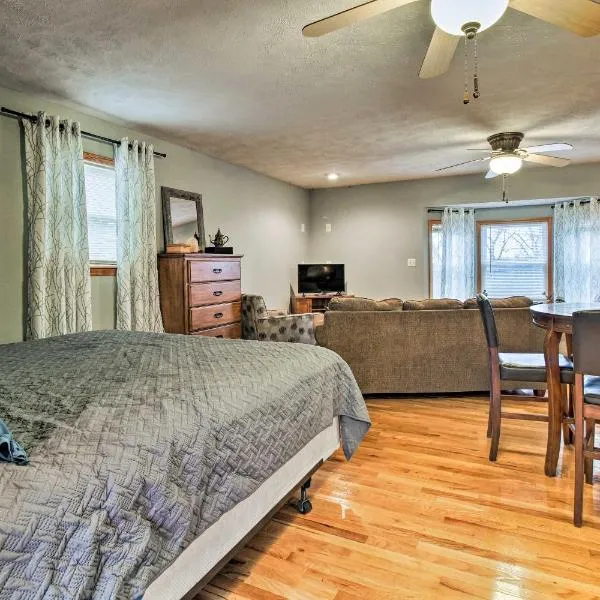 Stockton Lake Escape with Kitchen, Half Mile to Lake, hotel a Stockton
