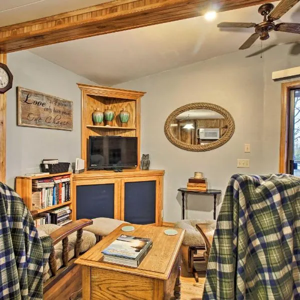 Rustic Stockton Lake Cabin Half Mile to Boat Ramp!, hotel a Stockton
