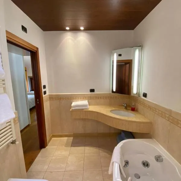 Suite Mavino Appartamenti, hotel v Sirmione