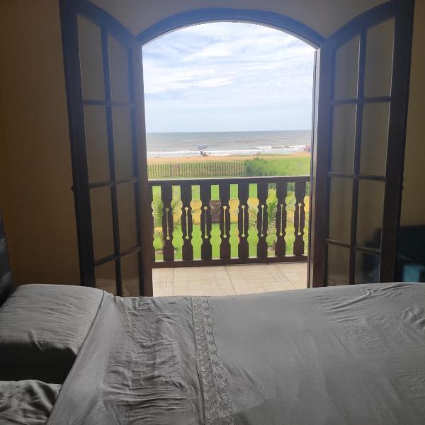 Cabo Frio, Piscina de frente pro Mar, Pé na areia - Foto 2