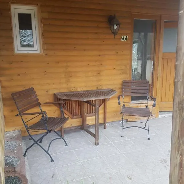 Fewo Be Happy! Kleiner Bungalow mit eigener Terrasse im Grünen!, hotell i Liebenscheid