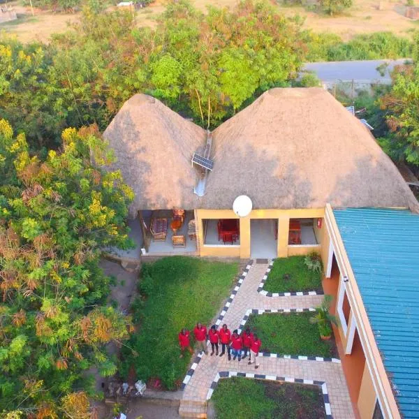 Irungu Forest Safari Lodge, hotel in Kabatoro