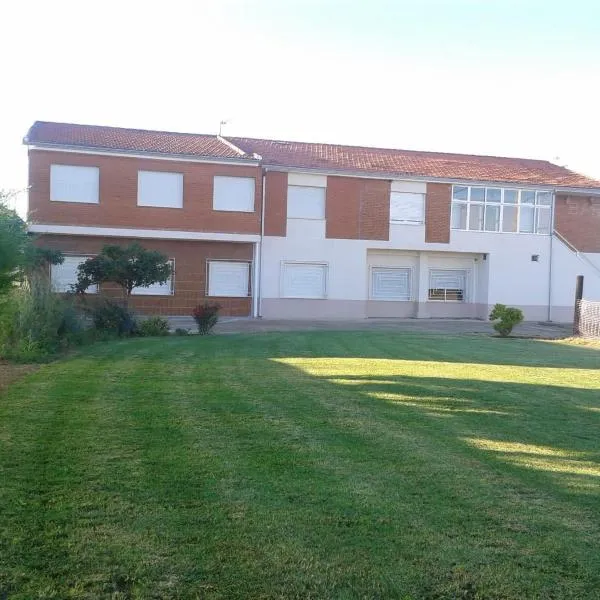 Vivienda Turística El Asturiano, hotel di Manganeses de la Lampreana