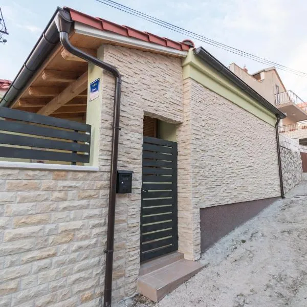 Modern Apartment Baćo with Jacuzzi, hotel in Šibenik
