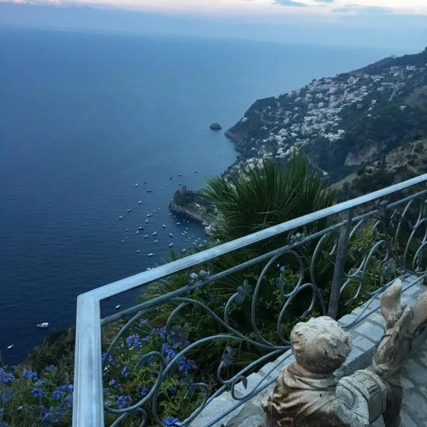 Carluccio’s stanza privata vista mare, hotel in Furore