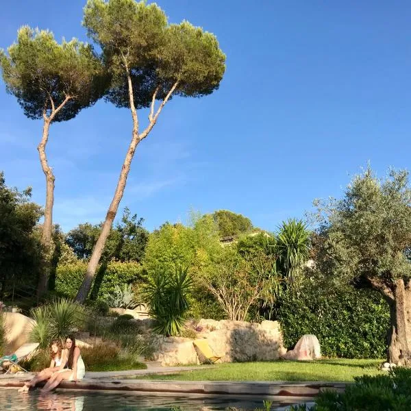 Villa l’Ensoleillée – hotel w mieście Roquefort-les-Pins