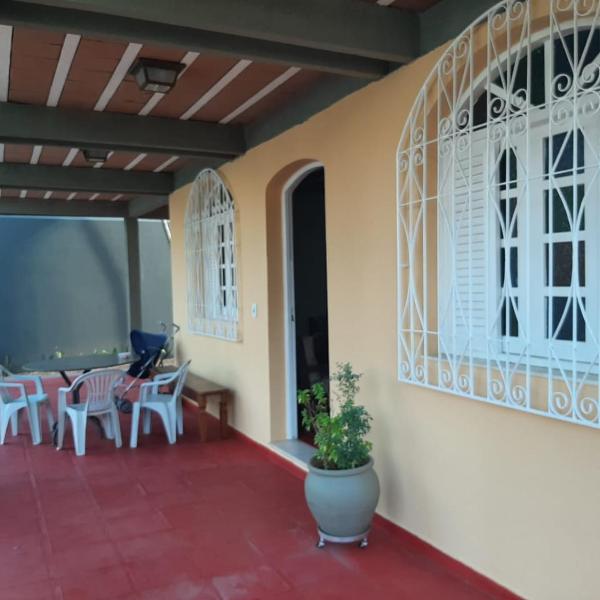 Casa 5 quartos, ampla, a 100 metros da praia. Amigos e família são bem vindos a essa casa. Venha viver momentos inesquecíveis aqui.