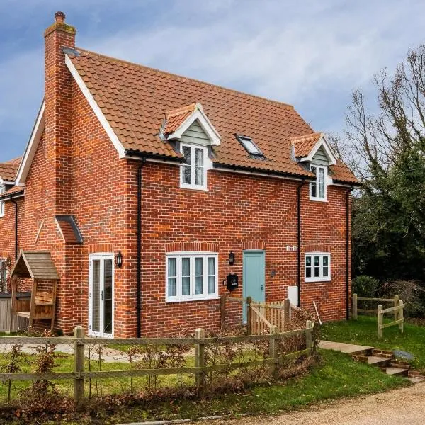 1 Roseanna Cottage, Middleton - Aldeburgh Coastal Cottages, hotel in Middleton