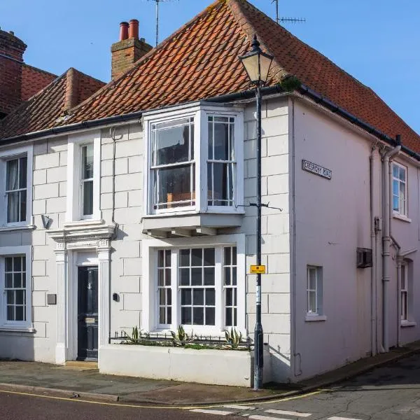 The Old Gordon House - High Street location close to the beach and town amenities - Aldeburgh Coastal Cottages, hotel in Aldeburgh
