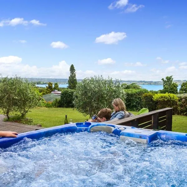 The Bird House - Kawaha Point, Rotorua. Stylish six bedroom home with space, views and relaxed atmosphere, hotel v destinaci Rotorua