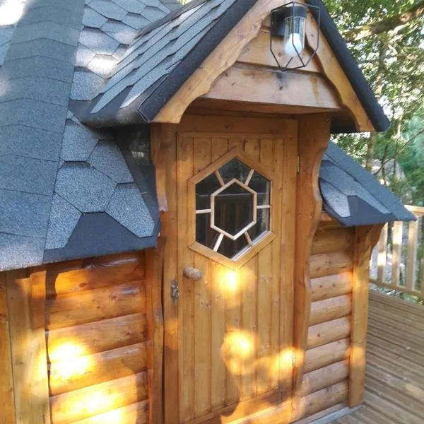 CABANE DANS LES ARBRES, hotel en Ruaudin