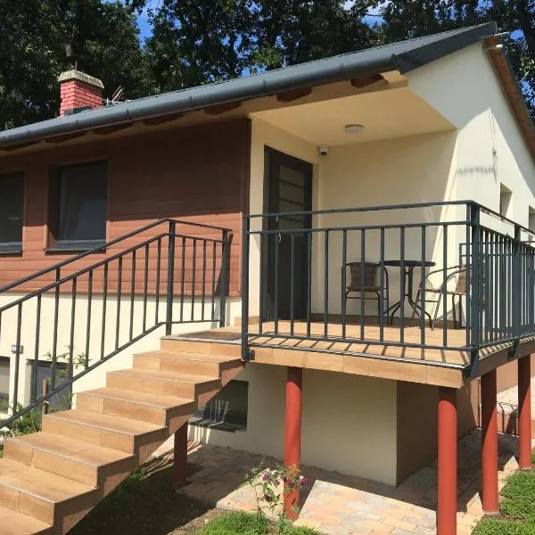 Balaton Wellness Tom Cat nyaraló 1 wellness és 1 gyermekbarát apartmannal, hotel v destinaci Kővágóörs