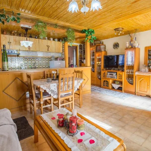 Lazaros Maria, hotel a Mariaí