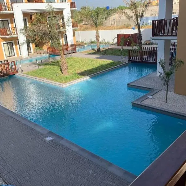 FOREST VIEW LUXURY APARTMENT in 3mins walk to beach pool view wifi: Kololi şehrinde bir otel