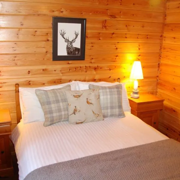 Cosy Rowan woodland lodge no3, hotel v destinaci Killin