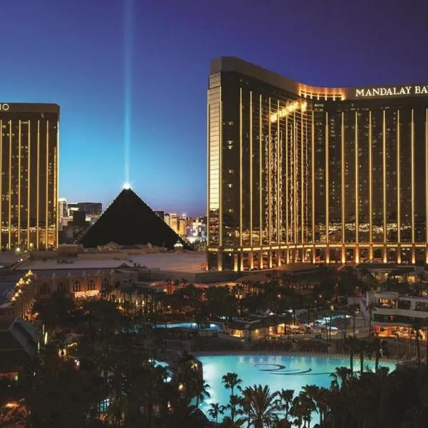 Mandalay Bay Resort and Casino by Suiteness، فندق في Enterprise