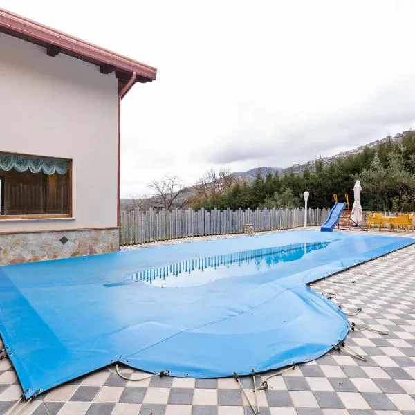 Villa in San Mango with Pool and Hot Tub, hotel a San Mango dʼAquino