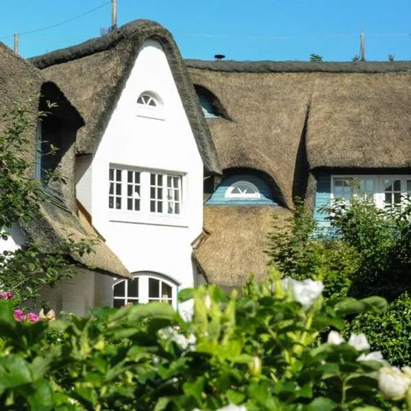 Gemütliche Wohnung unter Reet mit Pool und Sauna in Keitum, Hotel in Keitum