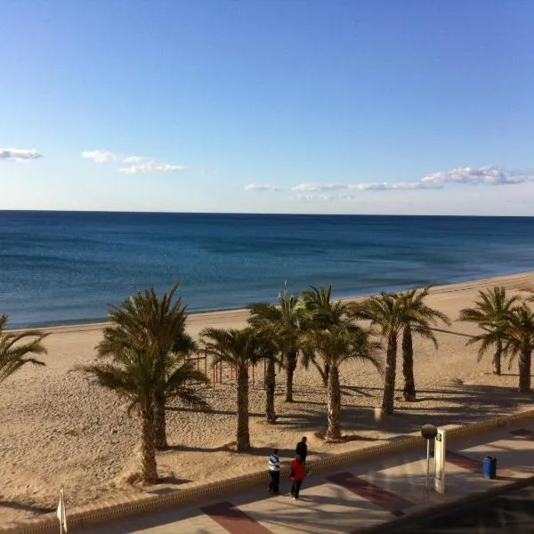 Frente al mar, a 10 metros de la playa, vistas increíbles del mar, reformado 2021 !!!, отель в городе Кампельо
