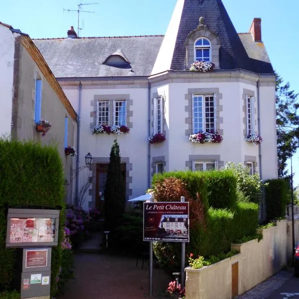 Le Petit Château: Tiffauges şehrinde bir otel