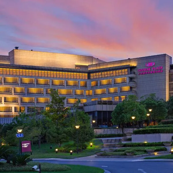 Crowne Plaza Shanghai Anting, an IHG Hotel - 15 minutes drive to F1, hotel a Jiading