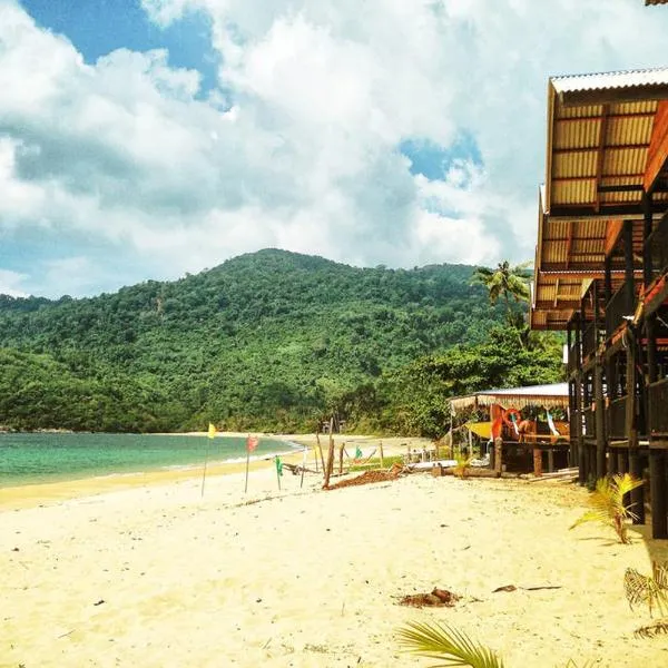 Kampong Pasir Sanang Burong에 위치한 호텔 Beachfront Hut Upstairs Astra - Beach Shack Chalet