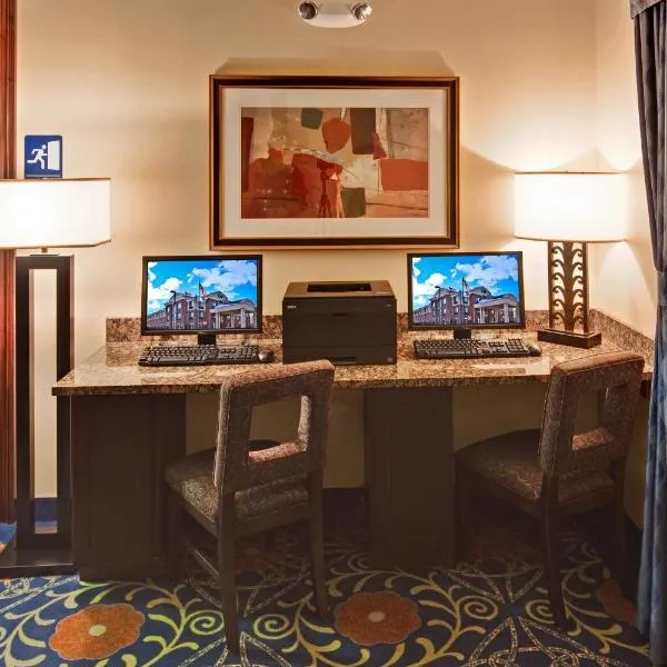 Holiday Inn Express Hotel & Suites - Novi, an IHG Hotel โรงแรมในWalled Lake