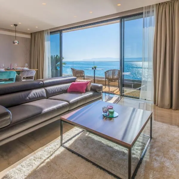 BEACH FRONT VILLA FRAN - DELUXE PENTHOUSE SUITE with private pool, hotel en Crikvenica