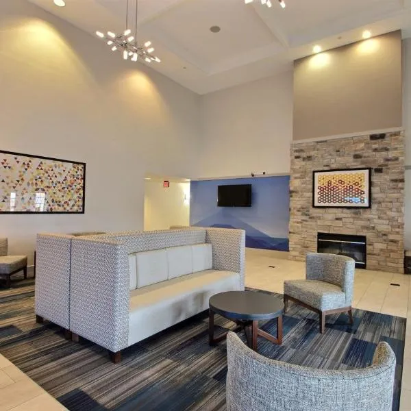 Holiday Inn Express Hotel & Suites Milwaukee Airport, an IHG Hotel, viešbutis mieste Greendale