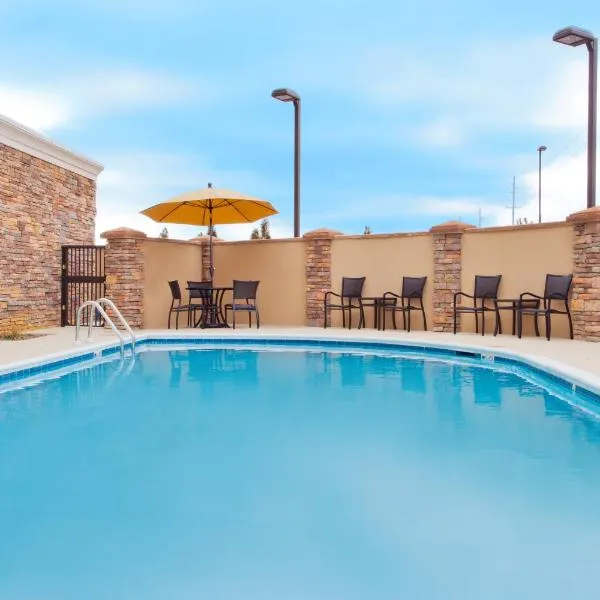 Holiday Inn Express Hotel & Suites Huntsville West - Research Park, an IHG Hotel، فندق في هانتسفيل