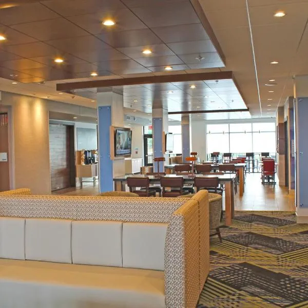 Holiday Inn Express & Suites - St. Louis South - I-55 by IHG، فندق في Mattese