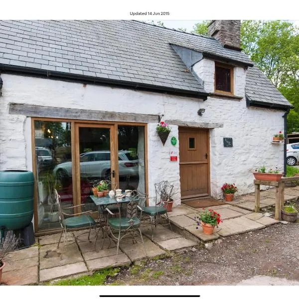 Ty Fferm Hen, Ancient Farmhouse, Coity Bach, Hotel in Talybont