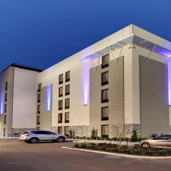 Holiday Inn Express & Suites Jackson Downtown - Coliseum, an IHG Hotel, hotel di Luckney