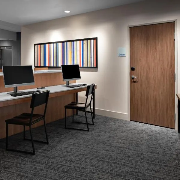 Holiday Inn Express & Suites - Elkhorn - Lake Geneva Area by IHG, ξενοδοχείο σε Elkhorn