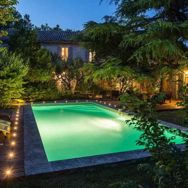 Hôtel Mas Vidau Porte des Alpilles, hotel em Saint-Étienne-du-Grès