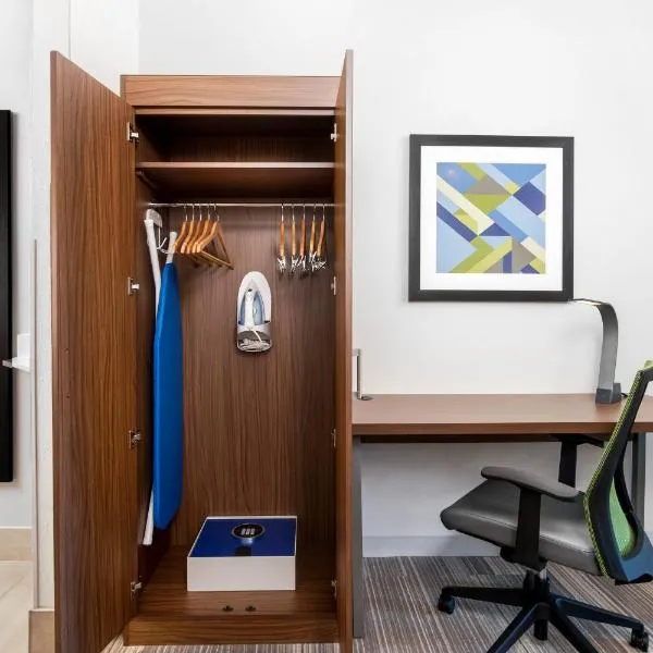 康若智選假日酒店及套房，康羅的飯店