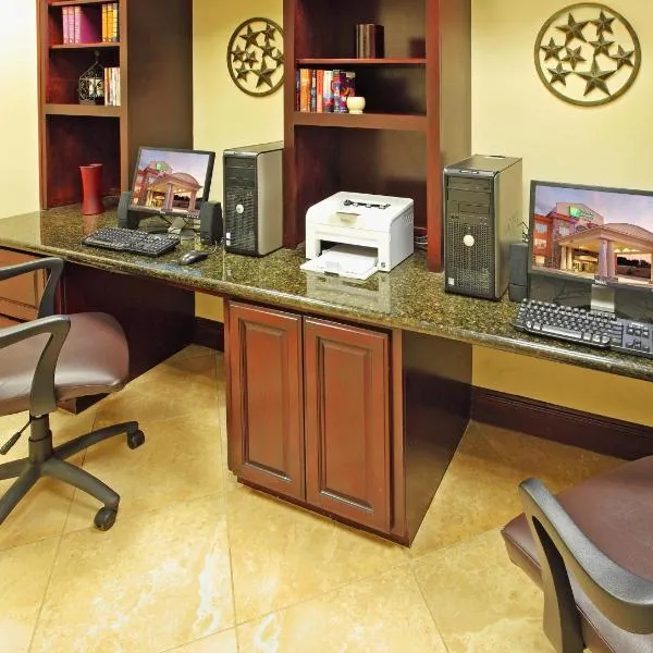 Holiday Inn Express Hotel & Suites Marshall by IHG, khách sạn ở Marshall