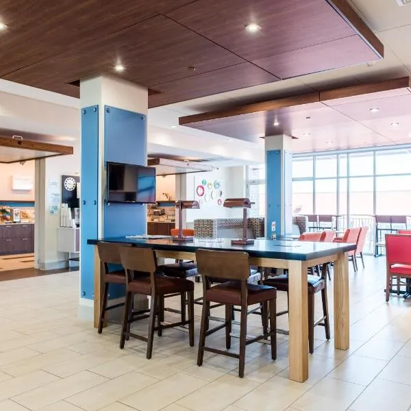 Holiday Inn Express & Suites Madison by IHG, hotel v destinaci Madison