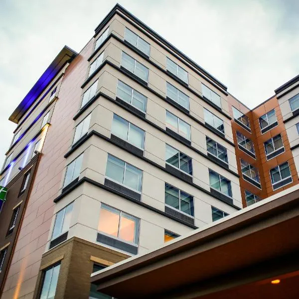 Holiday Inn Express & Suites Downtown Louisville, an IHG Hotel, hotelli kohteessa Louisville