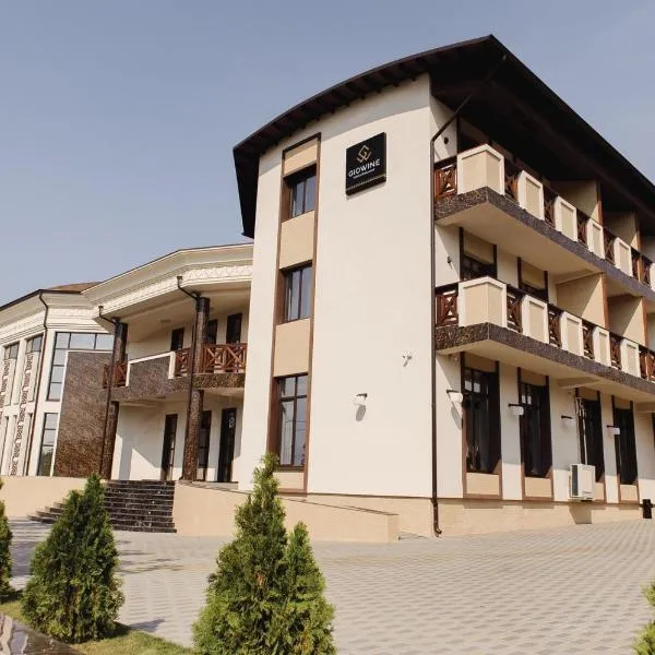 Giowine Hotel & Restaurant, hotel in Ciorescu