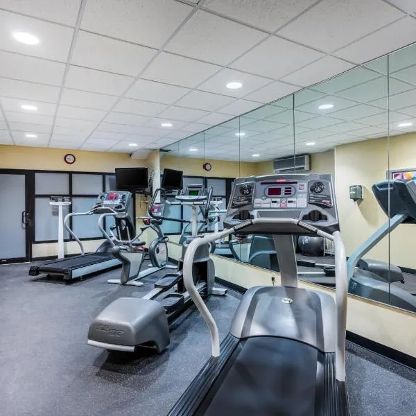 諾瑟易斯特快捷假日&套房酒店，東北鎮的飯店