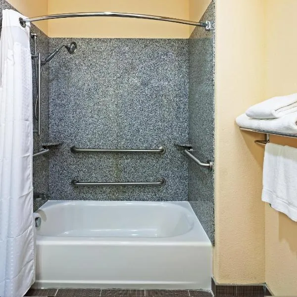 Holiday Inn Express & Suites Cleveland by IHG, hotel in Cleveland