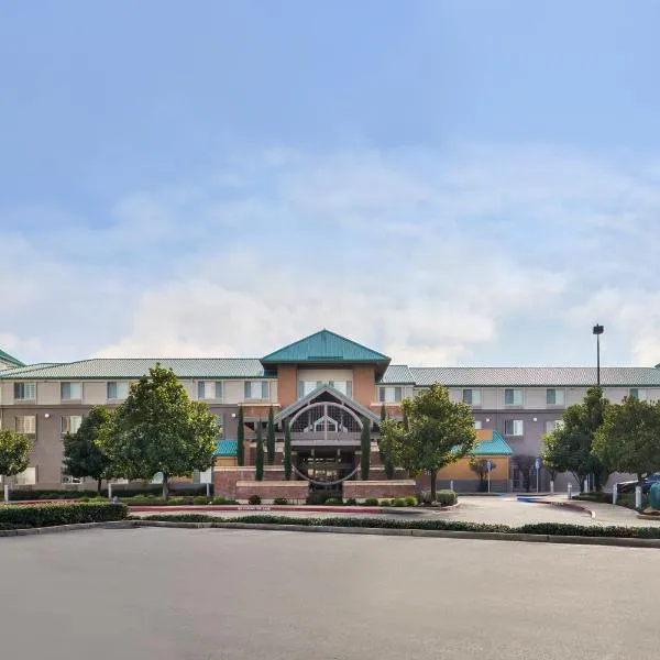 HOLIDAY INN EXPRESS & SUITES ELK GROVE CENTRAL - HWY 99, an IHG Hotel, hotell i Freeport